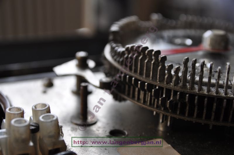 Big Dutchman - Automatic poultry feeder / time switch